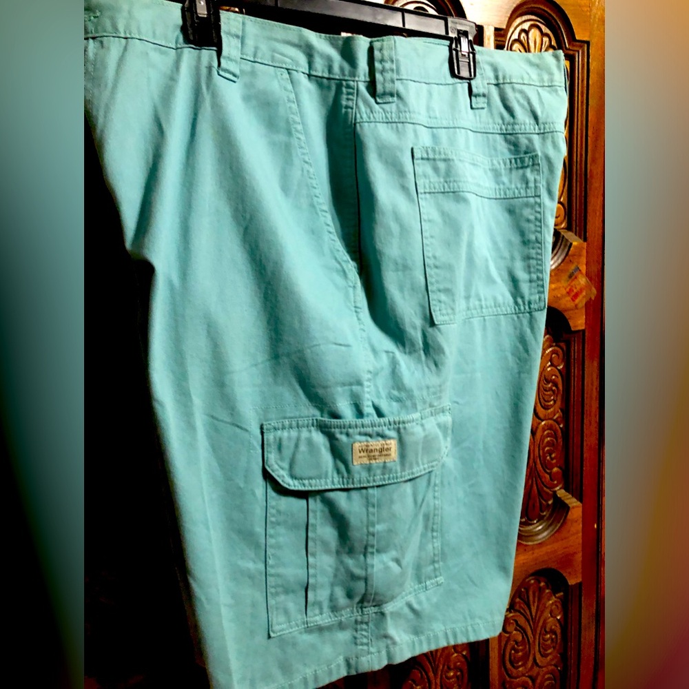 Men’s Wrangler Cargo Shorts.
